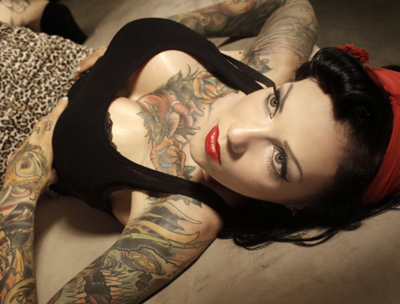 Female model photo shoot of vero tattoomania in Montréal