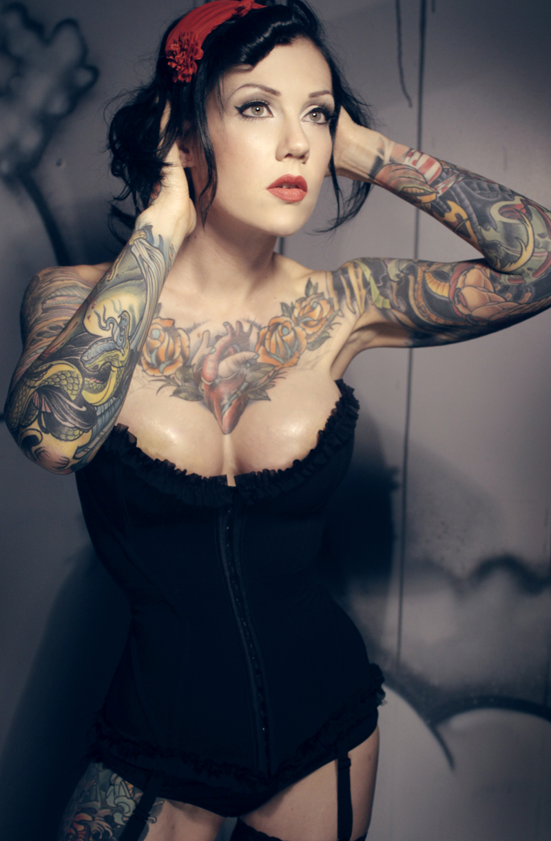 Female model photo shoot of vero tattoomania in Montréal