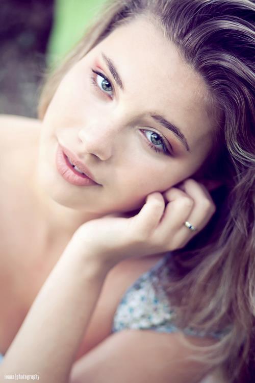 Female model photo shoot of Isabela T