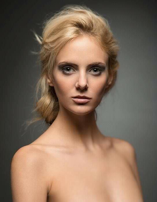 Female model photo shoot of Roxanne Yaist