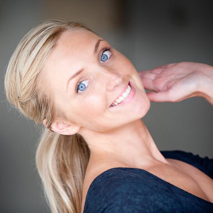 Female model photo shoot of Lisa emanuel