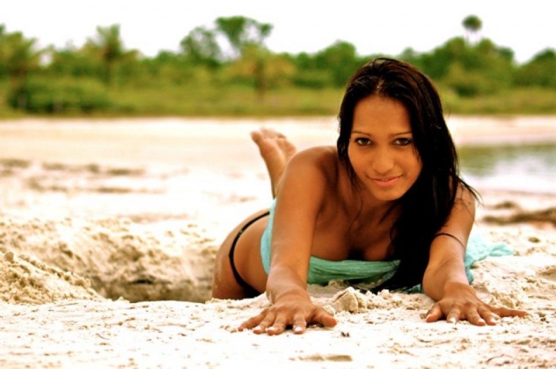 Female model photo shoot of Candice Singh