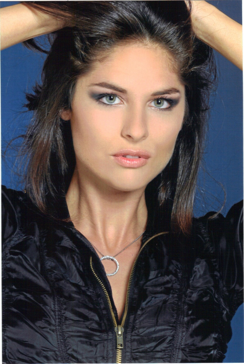 Female model photo shoot of Christina modela