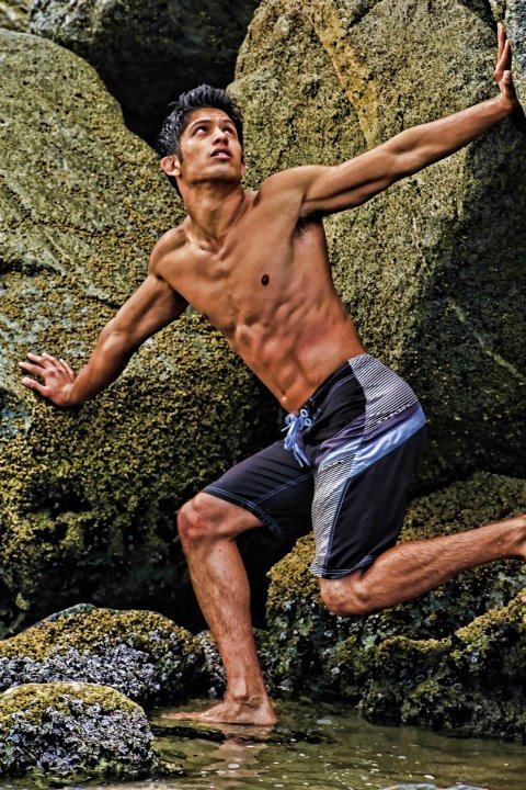 Male model photo shoot of Tavon Harper in venice beach