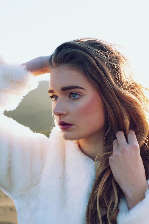 Female model photo shoot of Lardee Labelle Makeup by Dawn Chapman