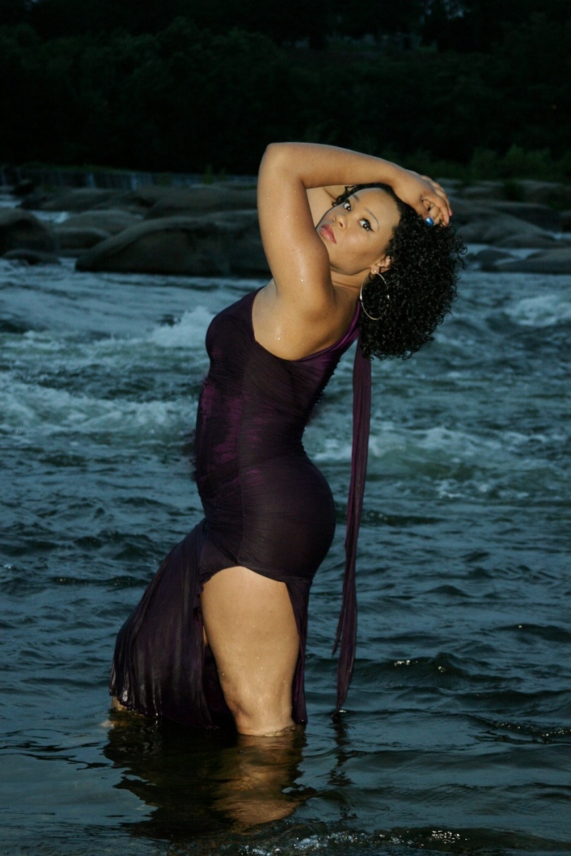 Female model photo shoot of Sophya Bates in James River with Maayes Image