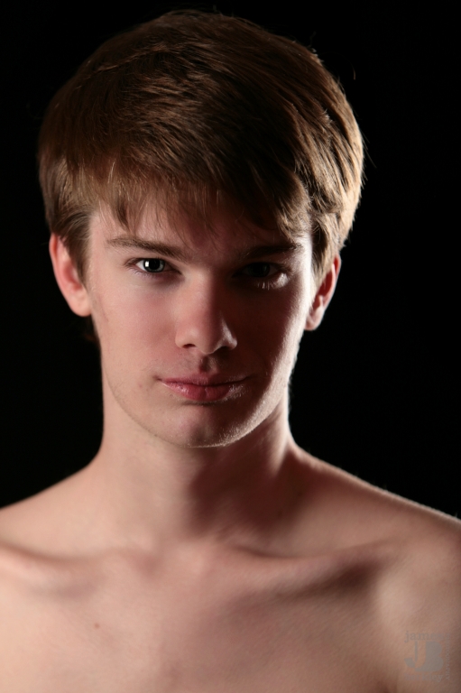 Male model photo shoot of Donavan Spence