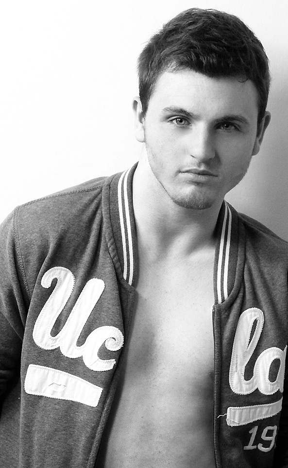 Male model photo shoot of Darren Glas