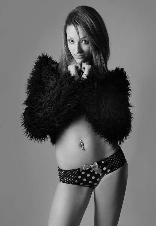 Female model photo shoot of nicole-simmons