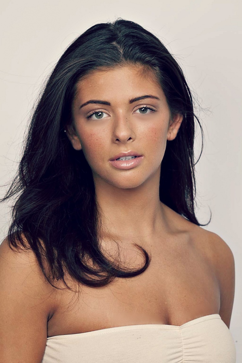 Female model photo shoot of Darien Manel