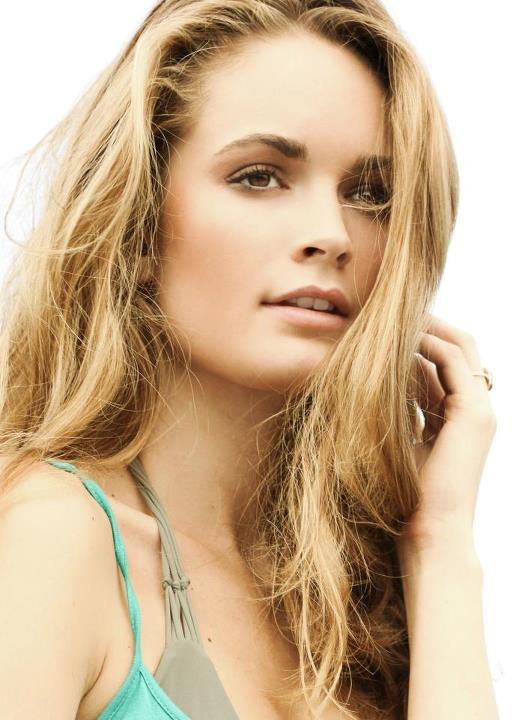 Female model photo shoot of Emily C Malin by Leonardo Holanda
