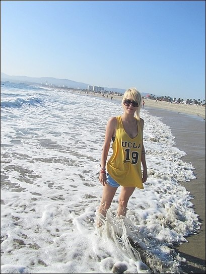 Female model photo shoot of Alice Di Loreto in Venice Beach, Los Angeles, California