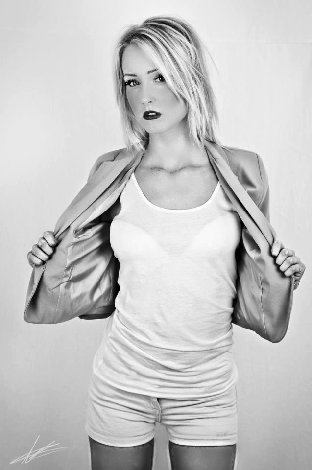 Female model photo shoot of Laura Jayne Barratt