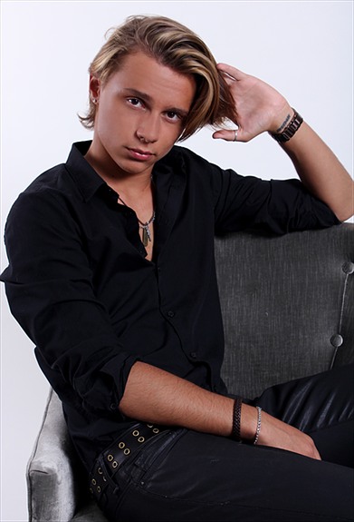 Male model photo shoot of Leo90210