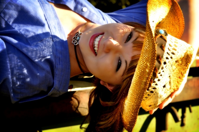 Female model photo shoot of Danni Dae