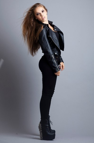 Female model photo shoot of Sasha Kolos