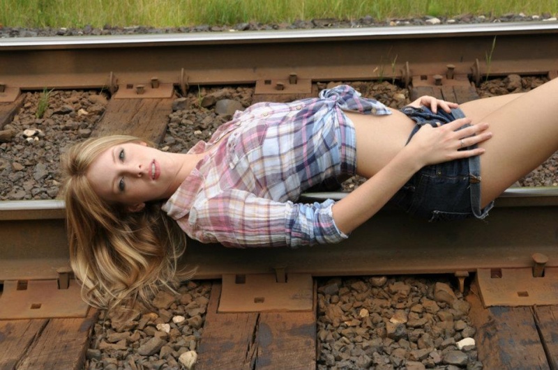 Female model photo shoot of Lindsay Christine Hall