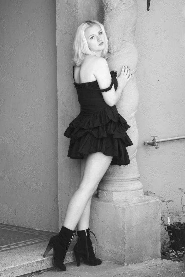 Female model photo shoot of Lindsay Trone