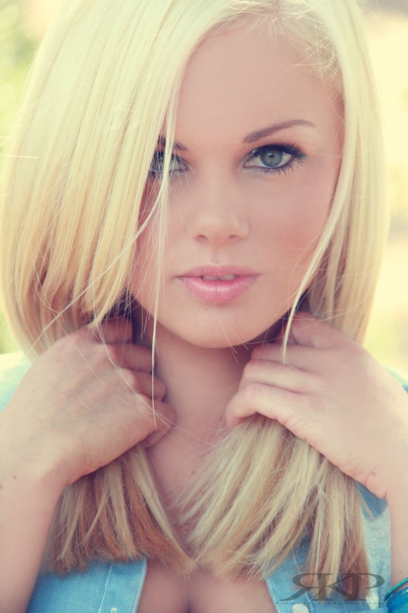 Female model photo shoot of blondietrixie