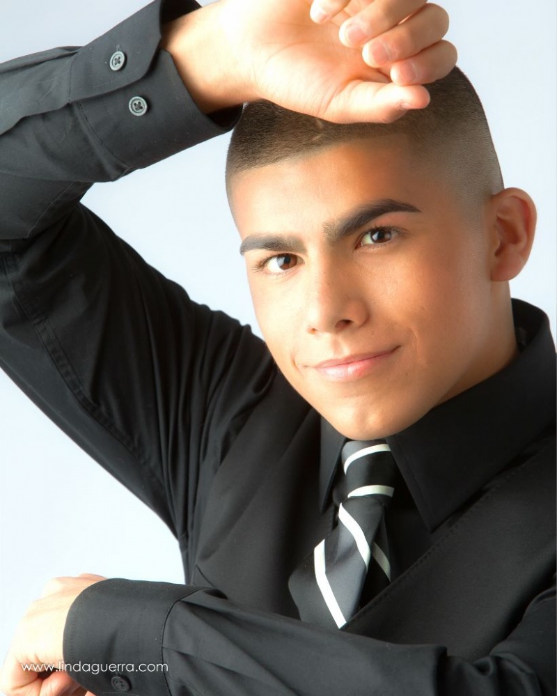 Male model photo shoot of Hector21 in Dallas