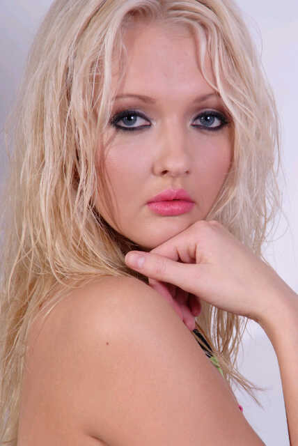Female model photo shoot of Jennie Berriman