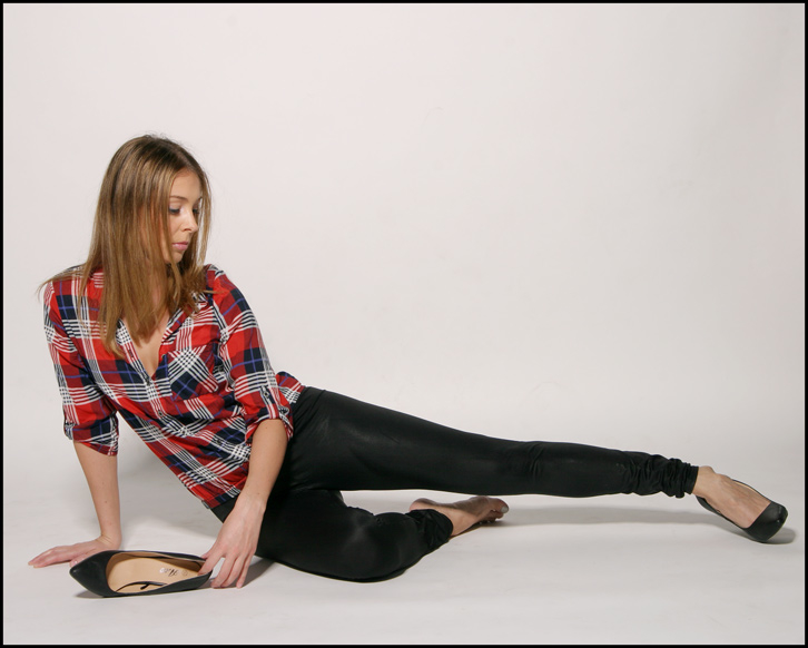 Female model photo shoot of Caroline Lavery in UdeM Studio