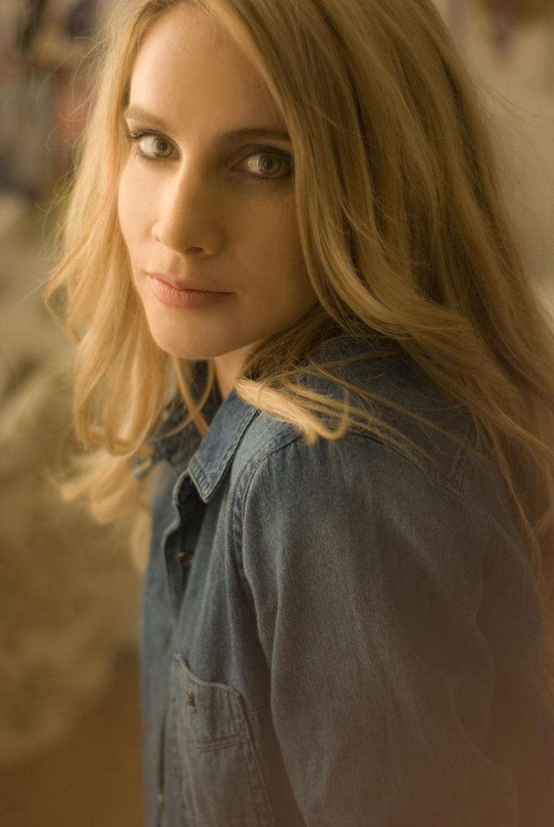 Female model photo shoot of Lauren Graham 