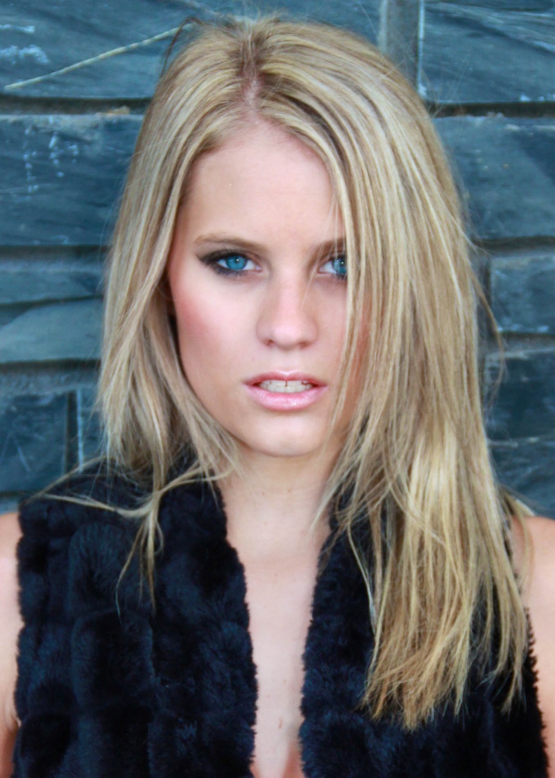 Female model photo shoot of Laura Buntemeyer