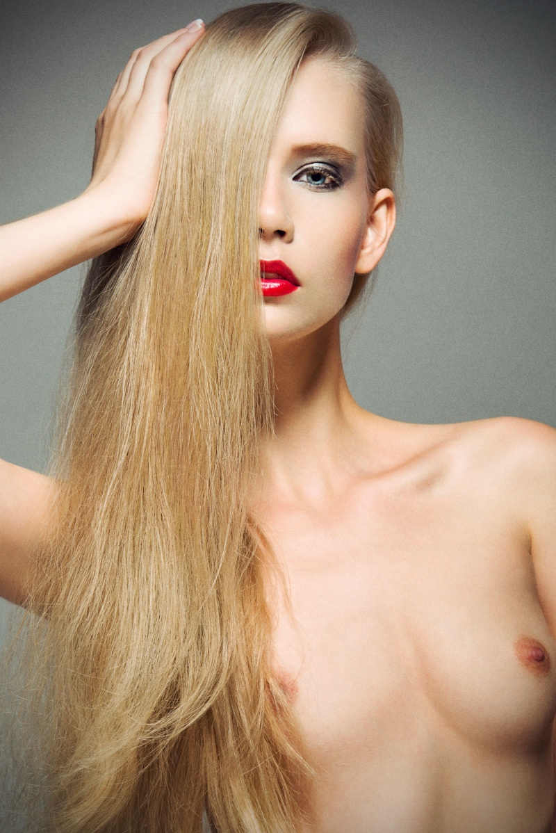 Female model photo shoot of Silvia Saccinto Make Up