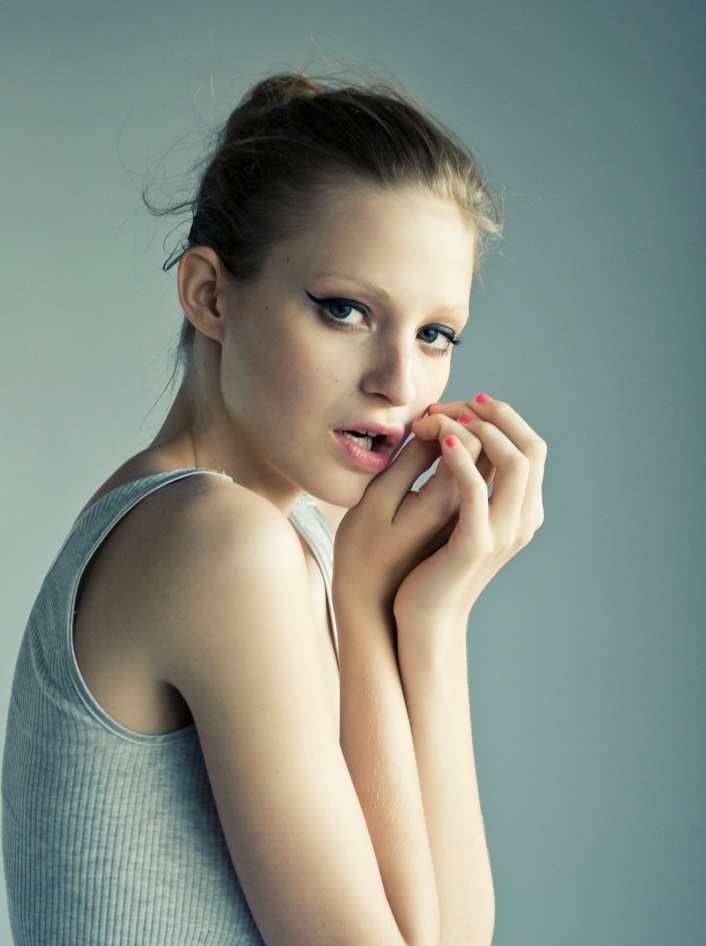 Female model photo shoot of Nicola T MUA by bluebluesky