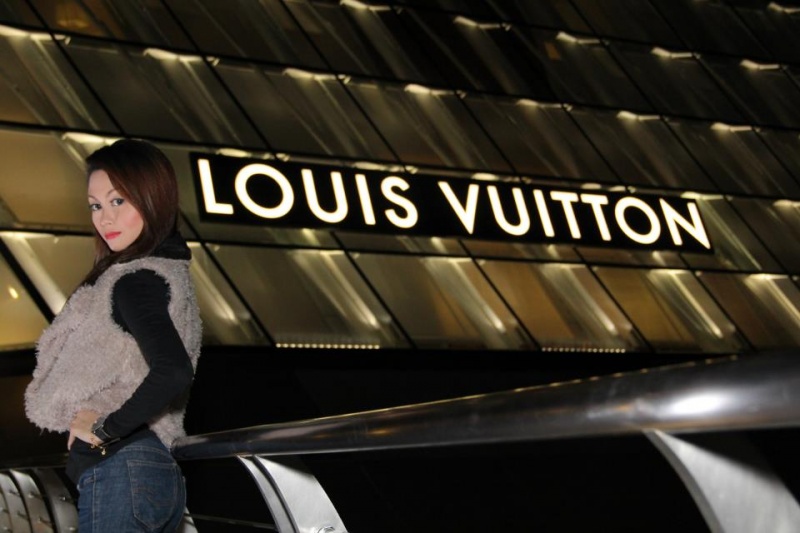 Female model photo shoot of Yankeiko Eqah in Marina Bay Sands - Louis Vuitton