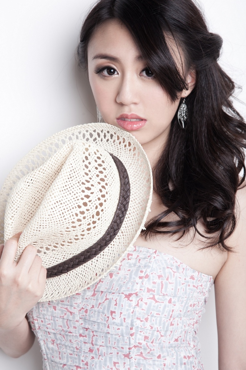 Female model photo shoot of Faye Li