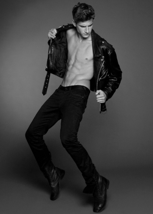 Male model photo shoot of Tyler Jiang