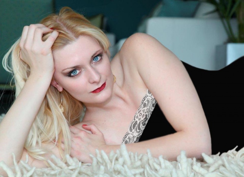 Female model photo shoot of Anja Strykehart by rkteck