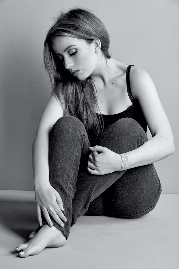 Female model photo shoot of Joanne Thomson