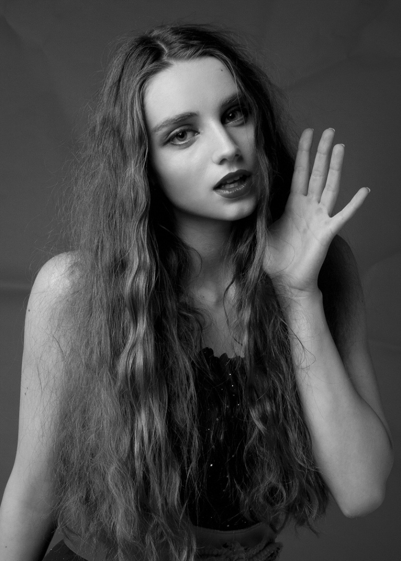 Female model photo shoot of Redrose255