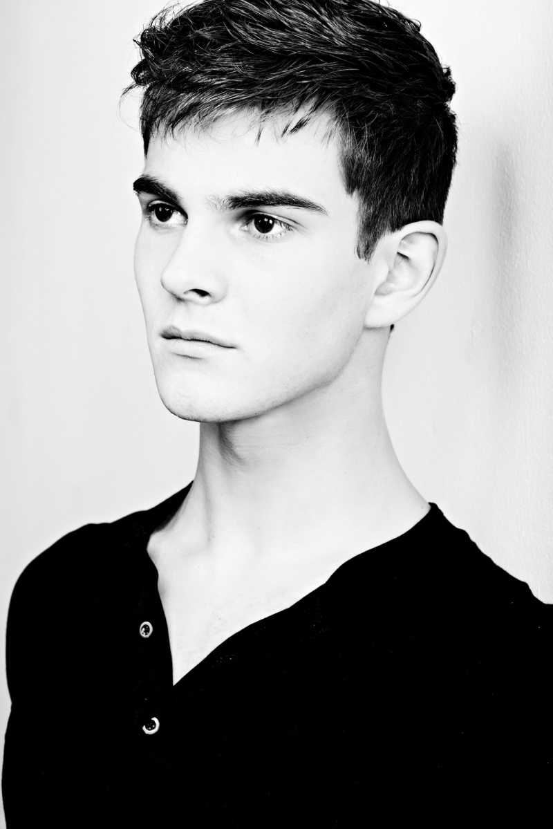 Male model photo shoot of Robin Hansort by Jorrit Pfeifer