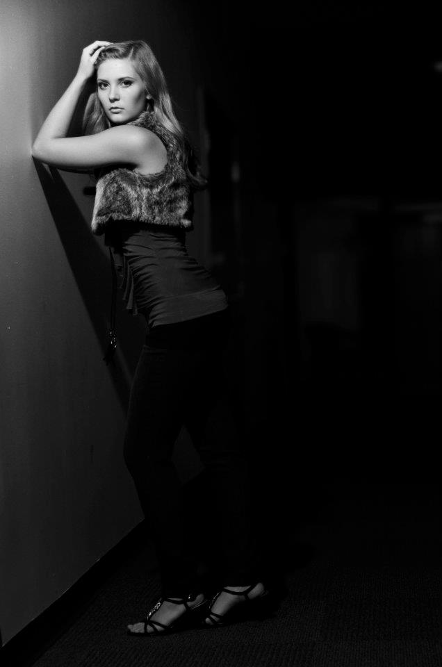 Female model photo shoot of Lindsay Laverne