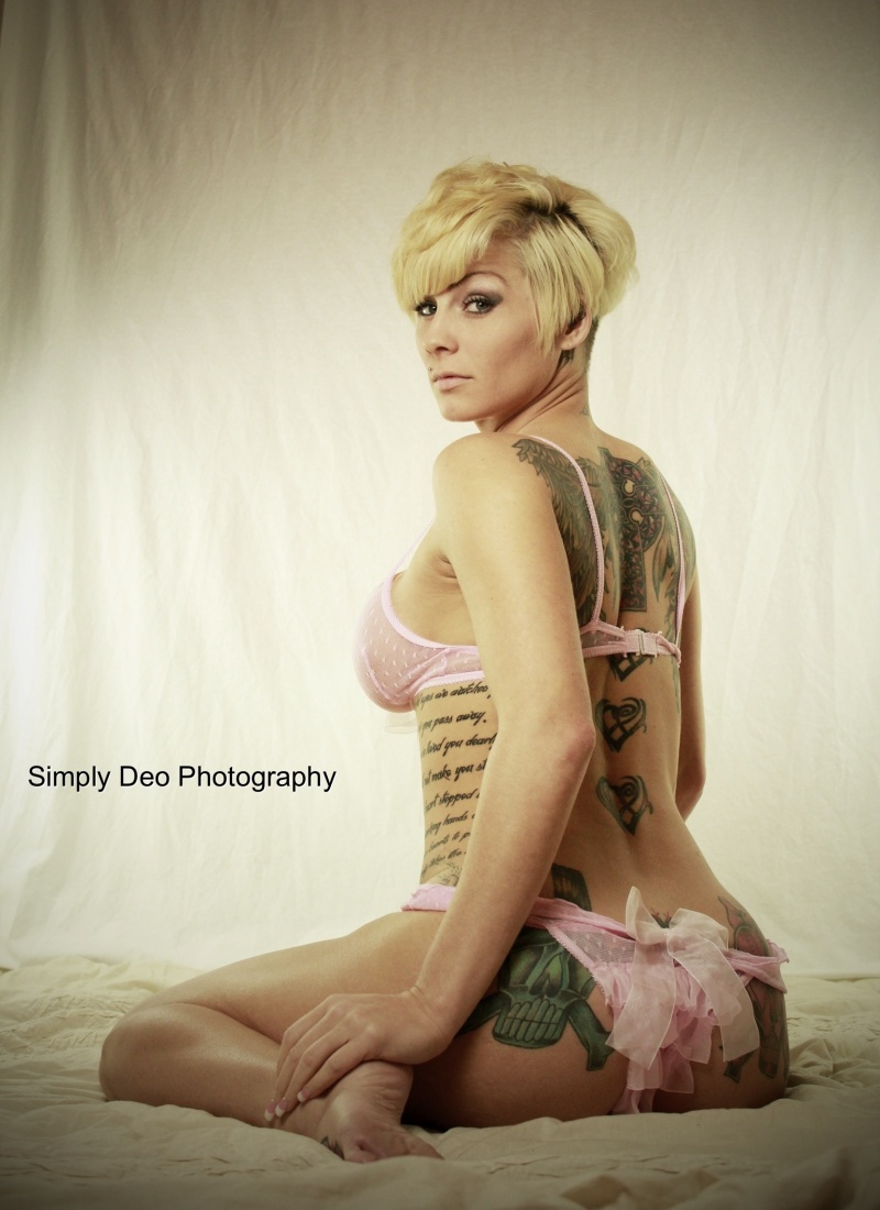 Female model photo shoot of Simply Deo Photography and janie smith 