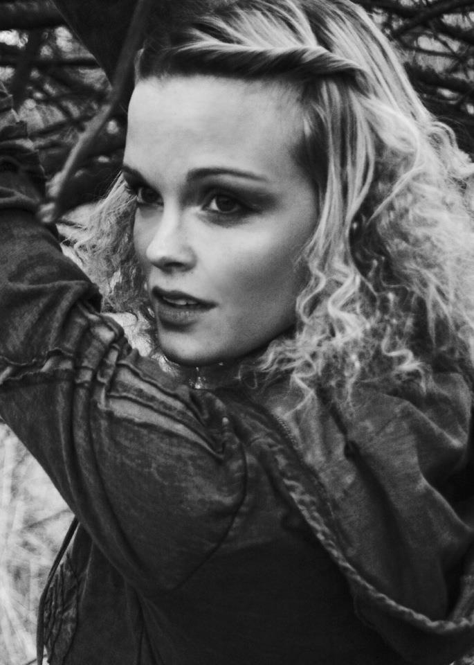 Female model photo shoot of Charlie Karlsson