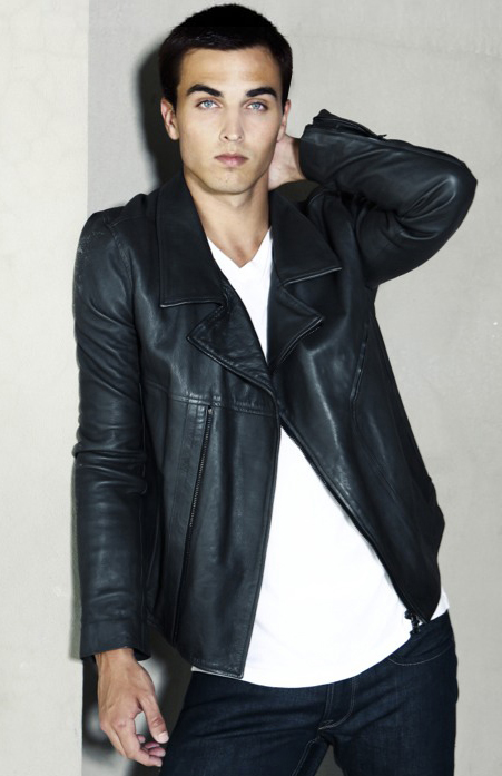 Male model photo shoot of Lorenzo Scott 