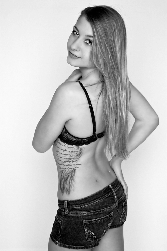Female model photo shoot of Lauren Ogie