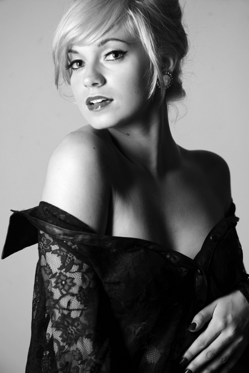 Female model photo shoot of Jennifer Starr