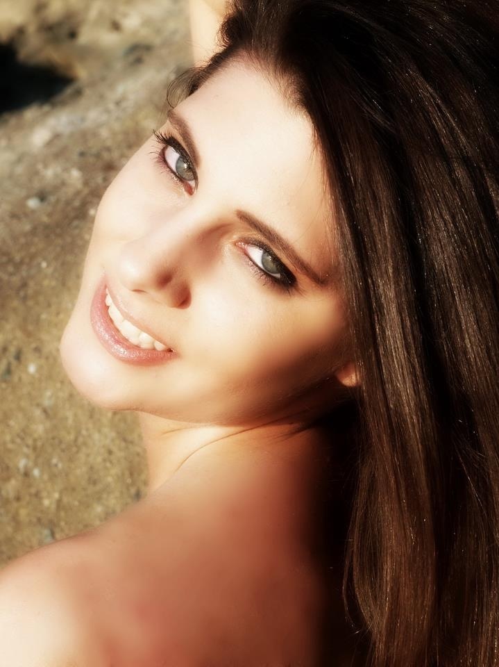 Female model photo shoot of Tasia L Layor