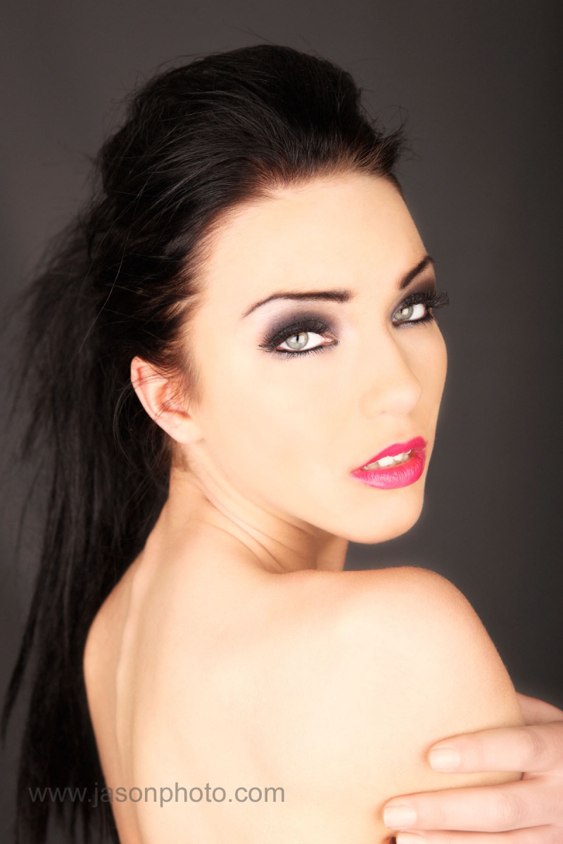 Female model photo shoot of Evas Make up