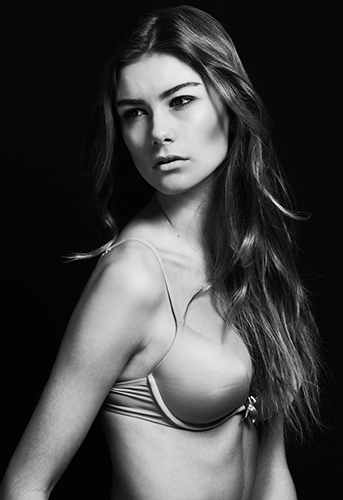 Female model photo shoot of Desiree Thomas_