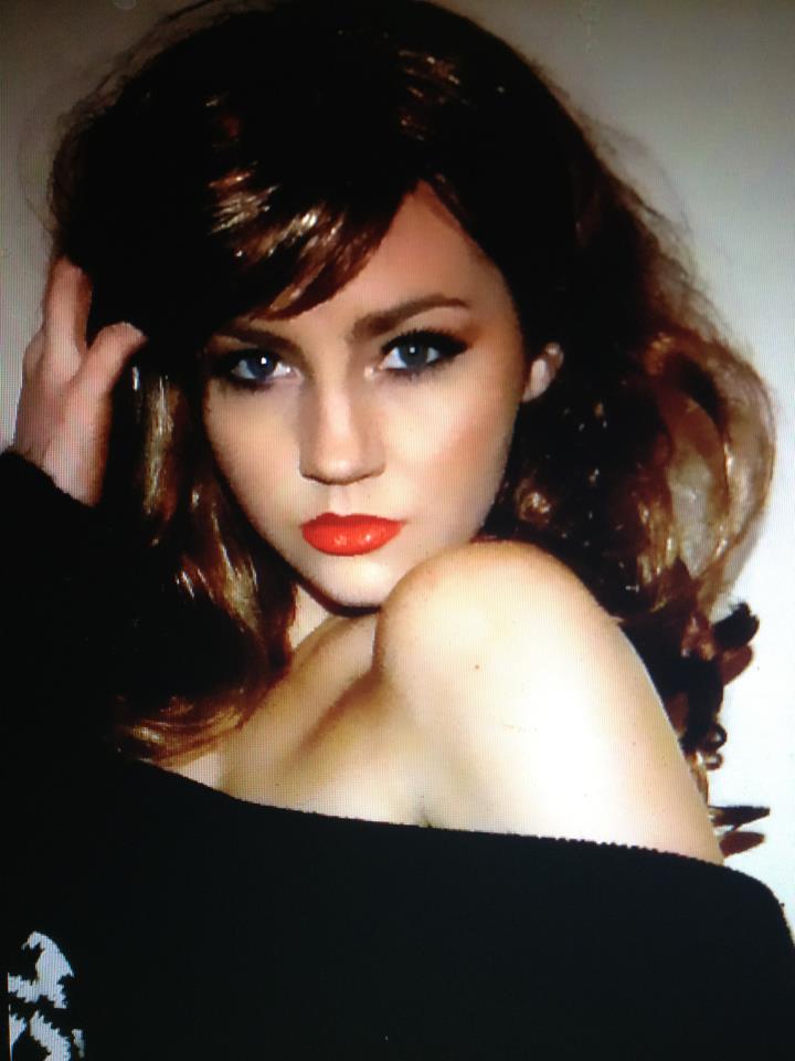Female model photo shoot of Leigh G