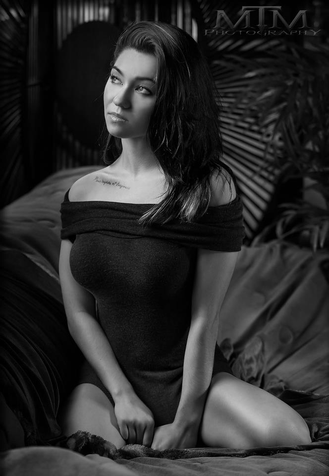 Female model photo shoot of Anna Oshima