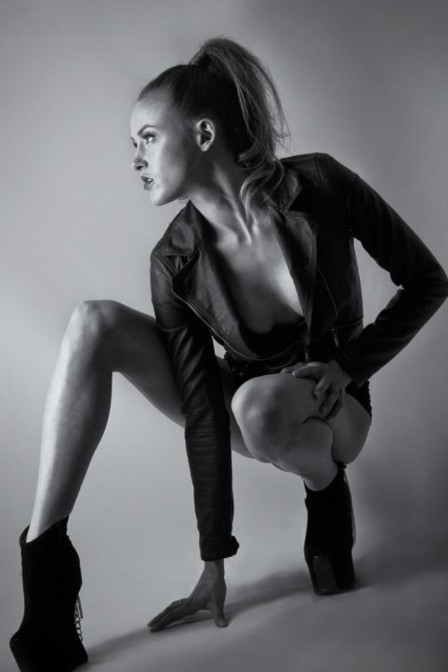 Female model photo shoot of Elizabeth Cahill by nigel68