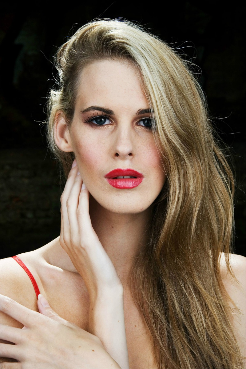 Female model photo shoot of Fiona Thomson